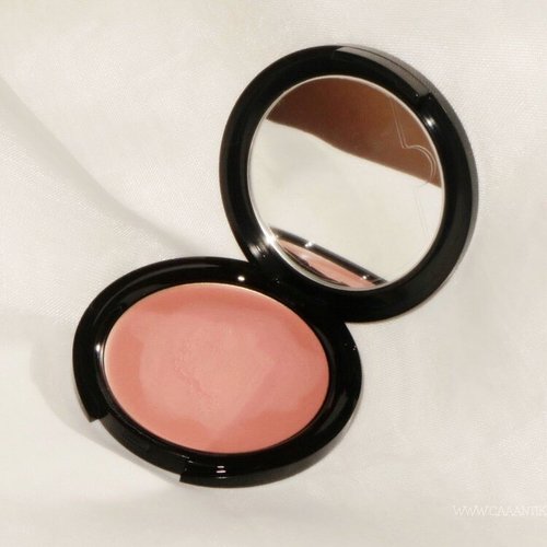 If I could choose one single product that I want to repurchase again and again, it’s definitely gonna be @makeupforeverofficial HD Blush!!!
.
Their formula is INSANELY GREAT. 😭
It’s cream, not powdery nor runny. Just perfect as it is.
.
This time is the shade 220. This is perfect soft pink that will match medium skin like mine. It looks subtle and like a natural flush. Which is what I’ve wanted!
.
Head to caaantik.com for more detail review and swatches. ✨
#clozetteid #starclozetter #makeup #beauty #makeupforever #hdblush #creamblush #caaantikbeautyblog #caaantik #bblogger #celebgramme
