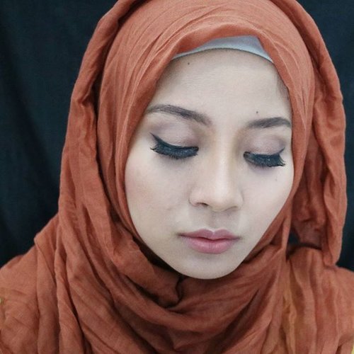 May the wing of your eyeliner always be even.Happy Monday! D'eyeko Siti Liza lashes in Juwita. ❤#clozette #clozetteid #makeup #beauty #deyekolashes #starclozetter #nudelook