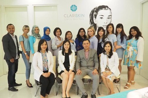 The theme was soft blue but I swear my nails were soft blue here. 😂
Attending @clariskin.id to learn about Math in Beauty. It was fun tho. 😁
Supported by @womanblitz and @sbybeautyblogger 
#clariskin #sbybeautyblogger #caaantik #caaantikbeautyblog #clozetteid #starclozetter #faceliftsurabaya