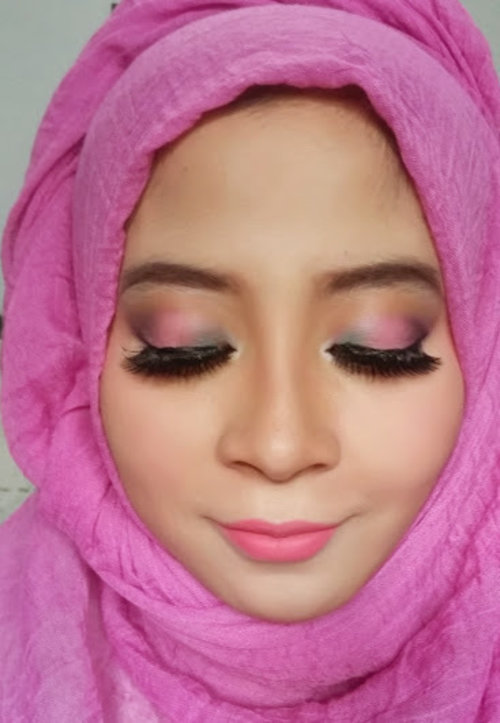 Spring Makeup Look.Meskipun nggak ada musim semi di Indonesia, tapi makeup Spring ini memang terkenal banget karena warnanya yang ceria.Yuk lihat serunya Spring Makeup Look di www.caaantik.com
