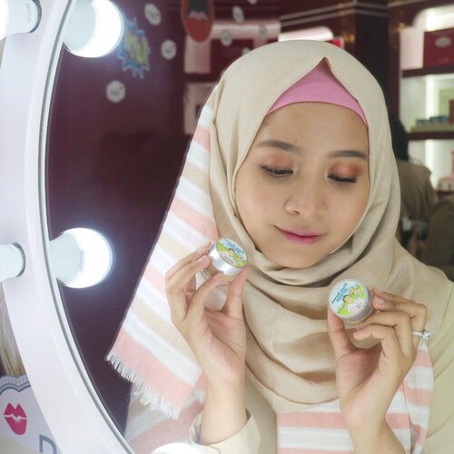 So here it is, @thebalmid  store at @ciputraworldsby has such a pretty vanity mirror. 😍
Di foto aku pegang foundation baru dari The Balm. Namanya Even Steven. Lucu banget soalnya foundation ini terinspirasi dari Disney Channel. 
Review nya soon on my blog and youtube yaaa. 😄
#motd #makeupoftheday #thebalmsurabaya #clozetteid #evensteven #thebalm