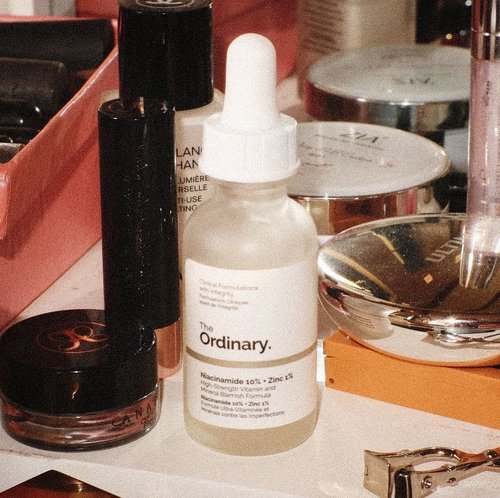 The Ordinary Niacinamide 10% + Zinc 1%. Ever since I used this product, I forgot what it feels like to have an oily skin! 🤩.Genuinely love this product because of the quality and it’s insanely affordable!! 😍It works on my oily skin, enlarged pores, and also my skin tone. ✨.I did a full and exclusive review on my youtube. And by exclusive I mean I also explain what Niacinamide does on your skin and the best way to use this product also the result after 2 weeks trial. Head up straight to my youtube channel: Girly Saputri. ✨#theordinary #niacinamide #theordinaryniacinamide #skincareroutine #clozetteid #starclozetter #skincarejunkie