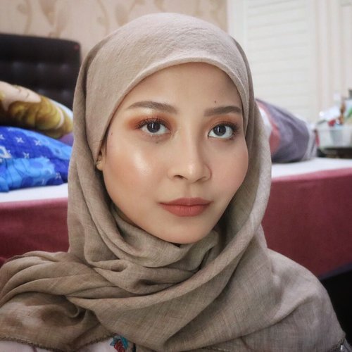 I feel like I’m done with super full coverage foundation. I’m more into lightweight foundation now since my skin is getting so much better! ✨Tutorial for this look is up on my previous post. Sorry for the low quality. 💕#clozetteid #starclozetter #makeup #makeupjunkie #beauty #caaantik #caaantikbeautyblog #hijabi