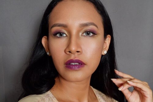 Seperti bukan gue 🌚
.
.
.
Btw It's my recreation of "Purple Glits" #MakeOverxJFW2018 #MakeOverWanted #MakeOverxSuhaySalim #MakeOverGiveaway @makeoverid @suhaysalim @dindarizz @s_fira