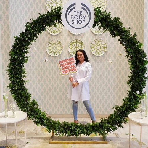 Kemarin seru seruan lagi bareng Babes @thebodyshopindo dan kita cobaik masker terbaru dari Tea Tree Skin Clearing Peel-Off Mask. Akan launching di Bulan September ini 🎉🎉🎉 aseli masknya enak banget calming abis di kulit dan whoopss aku akan ngestock peel-off mask nya..#tbsbabes #skintruth #thebodyshop #thebodyshopindonesia #foreveragainstanimaltesting