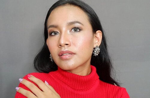 Nah Ini adalah hasil aku menggunakan one brand makeup dari @catrice.cosmetics @mybeautypedia.id dan aku akan sedikit ngereview produk yang telah aku pakai : 1. 24H Made To Stay Makeup yassss ini foundation medium to full coverage gengs!!!! cuma 1pump bisa ngecover, kalian bisa liat sendiri kan, aku sama sekali ga pakai concealer dan ngga oxidaze. Hasil akhir dikulit wajahku sih jadi matte. Shade - Nude Beige (Yasss love it)2. Liquid Luminizer Strobing PenTarrraaaa ini yang paling aku sukak!!! bikin wajah menjadi glowing zuper simpel. Shade - Champagne3. The Precious Copper CollectionSuper duper pigmented  gengs.... dan aku ga pake eye primer yah bisa liat sendiri gengs gimana hasilnya 😍. aku juga menggunakan shade light sebagai highliter hihi4. Rock Couture MascaraKu sukak dengan maskara ini membuat tebal bulumata.5. Glam & Doll MascaraUntuk bulu mata bagian bawah karena bulu mataku pendek, aku memilih Galm & Doll. nah maskara ini membuat lentik bulumata seketika~~6. 18H Colour & Countour EyePencilKaget sihhh warnanya bener bener keluar hitam bett deh... dan gampang banget untuk diaplikasikan7. Light and ShadowPerlu beberapa kali untuk ngeaplikasiin di pipi, warnanya kurang keluar untuk kulit sawo matang but ini cocok buat aku untuk makeup natural8. Lip Cushion 020 Better Make A MauveSatu kata dengan Lip Cushion ini Sukak!!!! Oke oke hasilnya glossy dengan warna cancik pars dan ga gampang ilang