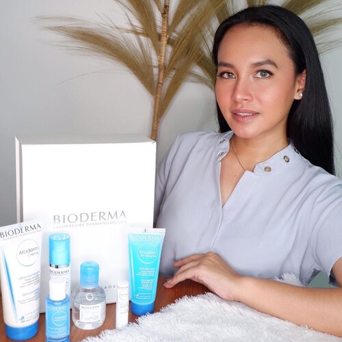 Banyak cara yang dapat kita lakukan untuk membuat senang diri. Salah satunya menjaga kesehatan dan kecantikan tubuh dari kepala sampai kaki. Caraku untuk menjaga kulit agar tetap sehat pastinya rajin merawat. Kali ini @bioderma_indonesia memiliki rangkaian Blue Care For All yang productnya diformulasikan untuk kulit sensitive dan mampu mengatasi kulit kering dan pastinya dapat menghidrasi kulit. oh iya product ini bisa banget digunakan dari new born sampai dewasa. Rangkaian yang terdiri dari✨ Bioderma Hydrabio Serum✨ Bioderma Stick Levres✨ Bioderma Atoderm Gel Douche✨ Bioderma Hydrabio Essence Lotion✨ Bioderma Hydrabio H2O Micellar Water✨ Bioderma Atoderm Creme Paket BlueCare ini lengkap banget untuk perawatan tubuh dari kepala sampi kaki 😜. @clozetteid  #BlueCarePackage #CleanseHydrateMoisturize #BiodermaHydrabio #BiodermaAtoderm #BiodermaIndonesia #ClozetteID#ClozetteIDReview #BiodermaXClozetteIDReview