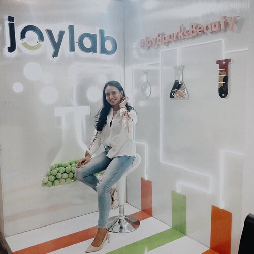 Kemarin aku ke @ohbeauty.id dan melisir ke boothnya @joylabbeauty ternyata oh ternyata Joy Lab baru aja launch product baru yaitu “Radiance Mask Series” dengan 3 variant yaitu : ..- Lychee Tea Mask(Pink Guava) : Sebagai antioksidan sekaligus untuk melembabkan kulit- Orange Rhapsody Mask (Orange) : Mencerahkan kulit dan gentle exfoliate - Whipped Cream (Green) : Menghilangkan atau menyamarkan dark spot..Ga cuma product baru aja nih, instalasi booth nya juga lucu battt buat poto 😝 gemuy abisss ..Mau infoin nihhhh... cuma pas di Oh Beauty Festival kalian bisa dapat harga promo yaitu beli 1 only 140k and buy 3 only 399k !!! ditunggu yashhh cuma sampai hari ini pukul 10.00 kiyaaaaa jan kelewatan promo nya gengs lokasi di Lt. 5 Plaza Indonesia 😉 #JoySparkBeauty #JoyLabBeauty