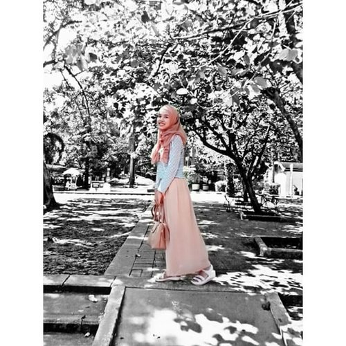 Because im happy .. #hijabootdindo #ootdhijabnusantara #ootdhijab #diaryhijaber #hijaberindonesia #tutorialhijabers_indonesia #bidadariselfie #uptotoe #ClozetteID #fashion #hijab #casual..Made with @nocrop_rc #rcnocrop