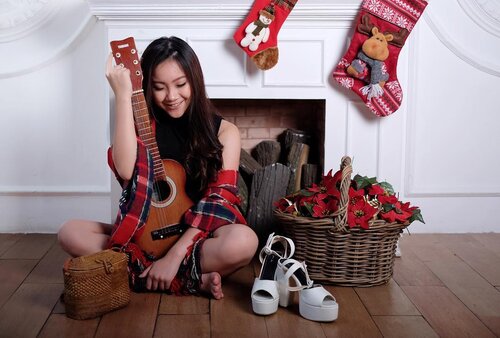 🎄🎁
Its beginning to look a lot like Christmas, shoes in every store 🎶 Pretty white pumps by @juneandjulia ❤️ #aaendorse 
_
📸: @cynthia__veronica @crh.photoshot 📍: @studiofoto7 #studiofoto7arcade
_
#christmasfeed #christmasdecor #christmas #christmastime #christmasholidays #winterwonderland