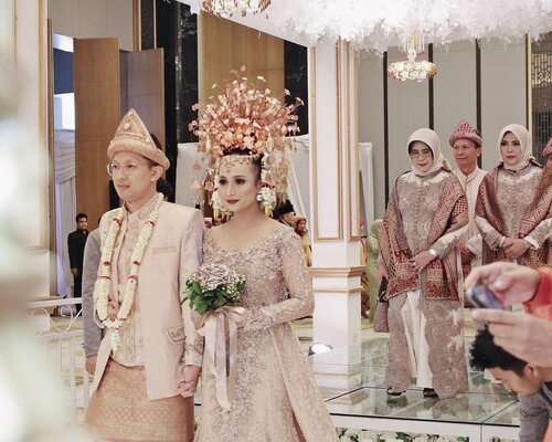 Lanjut throwback #weddingstyle ya! Modern Palembang Wedding menjadi penutup seluruh rangkaian acara pernikahan aku dan suami 2019 lalu. Menurut sumber yg aku baca, hiasan di kepalaku ini beratnya mencapai 3,5 kg loh. Hm kira-kira kalau pakai full adat Palembang berapa ya beratnya?🙈Terlepas apapun style pernikahan yang kalian gunakan, menurutku hal yang terpenting adalah bagaimana kedua keluarga mampu berkompromi krn pernikahan bukan tentang 2 insan menjadi satu, melainkan 2 keluarga besar menjadi 1. Bismillah semoga perjalanan ibadah menyempurnakan separuh agama ini bisa berjalan dengan baik atas ridha-Nya. Amin🙏🏼#ClozetteID #inspirasikebaya #inspirasipernikahan #weddingideas #traditionalwedding #palembangwedding