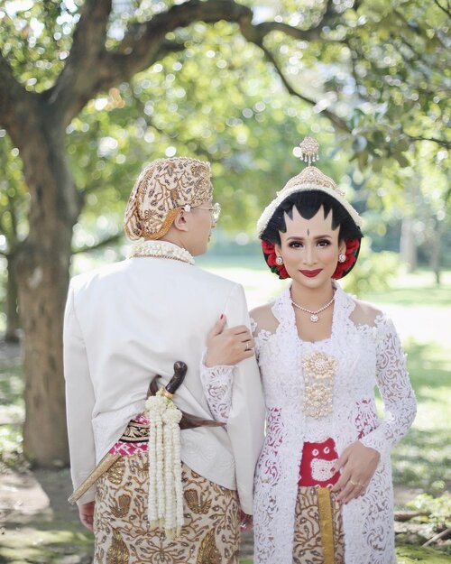 #WeddingStory lagi yuk!Referensi busana dan paes adat Jogja Putri dari pernikahan aa Raffi & mba Gigi🥰Sejak lama, aku sangat suka riasan ini. Bahkan sebelum punya calon suami, aku seneng liat referensi make up dan busana Jogja Putri. Terlebih lagi waktu aku lihat @raffinagita1717 pakai adat ini saat akad nikah. Duh rasanya liat mba Gigi cantik banget dan jadi semakin yakin mau pakai busana ini di pernikahanku.Bahkan sewaktu perias mantenku nanya mau bunga dan lipstik warna apa, aku langsung nunjukkin merah mau kaya Gigi wkwkwk. Aku emang sesuka itu sama warna merah di lipstik dan bunga. Rasa percaya diri calon manten itu perlu lo! Bayangin aja kalau gak PD pas nikah, ketemu banyak orang, capek berdiri, keberatan kostum, eh masa cemberut krn ga PD dengan make up nya? Terus nanti dokumentasinya tdk untuk dikenang dong :(Btw, notice ga perbedaan antara riasan kepala mba Gigi dengan aku? Yap, ada di anting dan cunduk mentul. Aku pakai satu sebagai simbol atas keesaan Tuhan. Mba Gigi pakai tiga sebagai simbol trimurti. Keduanya tetep mantabs lah ya hehe-- Sumber foto RaffiNagita @liputan6 --#ClozetteID #WeddingIdeas #weddinginspiration  #jogjaputri #inspirasipernikahan #idenikahku #idepernikahan #weddingku #inspirasikebaya #kebayapernikahan #traditionalwedding #pernikahantradisional