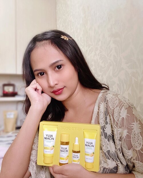 I know that you are waiting for this review since my first day mentioned @somebymi.official_id Yuja Niacin at IG story hehe. Aku sengaja enggak langsung post karena aku mau coba pakai dulu selama beberapa waktu.

Ini adalah produk @somebymi dan ada kemasan starter kit untuk kita yang mau coba pakai dulu serangkaian Yuja Niacin. Harga 300rb untuk sepaket ini yaa. Affordable kan?

Yuja Niacin berfungsi untuk mencerahkan bintik hitam dan wajah yang kusam. Pas banget kan sama my first skin concern everrrrr! Gimana caranya nyerahin kulit kering, sensitif, dan kusamku ini. Aku sampai sekarang masih belum ngerasa skin tone wajahku kembali ke tone seharusnya huhu

Alhamdulillah pakai ini so far so good untuk melengkapi rangkaian skincare-ku. Coba aku rutinin dulu sampe habis ya untuk lihat jangka panjangnya ngefek apa di kulitku.

Kalo sekarang, bisa dibilang enggak ada efek negatif sama sekali dan justru bikin kulitku lebih halus di pagi hari. Cuma, gel-nya masih agak kurang untuk ngelembabin kulitku yg super kering ini huhuhu. It is okay krn aku emang suka layering skincare hehe

What I loved the most: serum!
- ga lengket & cepat meresap
- sedikit bikin kulit moist secara instant 
Yuk rajin skincare-an walau di rumah aja!☺️ #beautyreview #skincare #DiRumahAja #ClozetteId