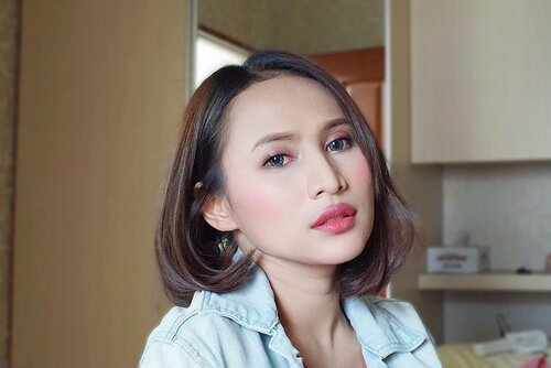 Happy weekend guys. Kali aja habis ini kalian malam mingguan ke mall mau belanja makeup, cus cobain makeup yang aku pakai difoto ini yaaa. Mostly produk lokal dan cruelty free/halal loh hehe. Mau cobain look begini juga boleeh.

How do you think?

@fanbocosmetics eyebrow pencil brown
@mirabellacosmetics eyeshadow 10 casablanca
Mirabella colorfix lipstick 60
@makeoverid matte lipcream 016
MakeOver powerstay matte powder foundie W22
MakeOver powerstay mattifying transparent powder
@wardahbeauty instaperfect microsmooth liner
@eminacosmetics cheeklit blush bittersweet
@catrice.cosmetics liquid coverage foundie 030
@lakmemakeup skin brightening foundie deep
@nyxcosmetics_indonesia jumbo eye pencil 611
@maybelline the falshies pushup drama mascara
.
.
.
#beautyjunkies #beautygram #jogjabeautygram #beauty #makeup #mua #indobeautygram #beautyblogger #shorthair #ClozetteID #ClozetteIDPOTW #makeuplokal