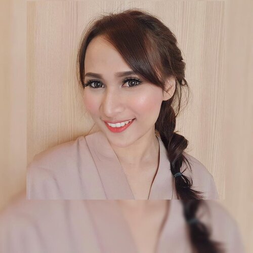 Selamat hari kartini wanita Indonesia.

Kali ini aku ikutan challenge untuk bikin Kartini look dan aku nyoba bikin simple twist hair dengan makeup ala aku. Model rambut ini super gampang untuk dicoba sendiri dirumah loh dan cucok buat dipake kartinian yang ga ngewajibin disanggul.

Oya, jangan lupa cek juga hasil makeup, hijab, dan hair do yang cucoook dipake kartinian lainnya.
Collab with @jogjabeautygram_ 
1. @vikawidya
2. @Lutfiahhm
3. @lkhnsa
4. @acittta
5. @chilmaisnanda
6. @orystadera
7. @diankurniagalihnurseta 
8. @irnaars
9.@rafchannisa
10.@febriolaasiregar
11.@alfirp
12. @datikwt
13. @hyclaaw
14. @raramispawanti 
15. @safitriwindy
16.@bellamalista
17. @kezzooo
18. @wina_kurniawati
19. @thiodebby31
20. @Aullya26
21. @etriyuliandn
22. @ellizaefina 
23. @kadeka_
24.@madheayu
25. @chikarzky
26. @alfi_aristiyanii
27. @tatasyafiraa
28. @lidyamnc
29. @vitavalentin
30. @bibehtralala

#Jbgram 
#collabsJbgramXkartinimakeup #jogjabeautygram #kartinidays #kartinimakeupchallenge #makeup #clozetteid #beauty #beautygram