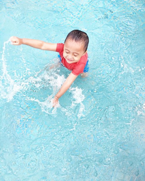 Problematika ibu-ibu ngajak anak berenang: diajak kok ya susah berhentinya. Nggak berenang kok ya anaknya seneng banget. Ya udalah renang aja tar ngangkatnya berantem dikit 😂
.
#alilahotels #clozetteid