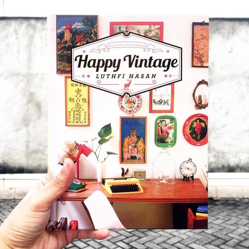 Beli buku ini karena covernya lucu. Taunya dalemnya lucu banget jugaaaaa! Gemes banget. Bukunya tentang guidelines desain interior dengan tema vintage colorful gitu! 😍 #happyvintage #jakartavintage #clozetteid #lifestyle