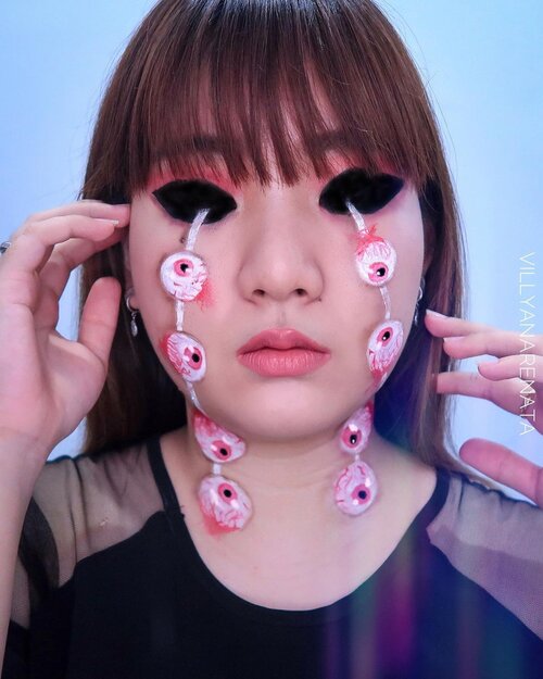 EYEBALLS 👀👀👀👀Day 23 #31daysofvilloweenHayo bola mata siapa dah nih gelantungan di muka eke ?! 🤣.Deets :@makeoverid Blush On@makeoverid Two Way Cake@officialsnazaroo Face Paint@ucanbemakeup Fruit Pie Filling Palette@pac_mt Satin Lip Creamib : @katieelizabethbutt ❤️#beautybyvilly#31daysofhalloween#halloweenmakeup#illusionmakeup .#undiscovered_muas #cchannelbeautyid #tampilcantik #beautybloggerindonesia #amazingmakeupart #100daysofmakeup #facepaintingindonesia #indobeautysquad #halloweenmakeup #horrorhags #muaxdiscover #jakartabeautyblogger #clozetteid #메이크업 #할로윈 #할로윈메이크업