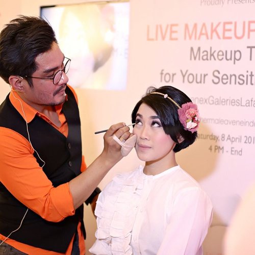 Keseruan acara "Live Makeup demo" untuk si kulit sensitif persembahan @eauthermaleaveneindonesia minggu lalu di @galerieslafayette  Pacific Place, Jakarta. Untuk lebih lengkapnya, aku udah post di blogku yaa, aku juga berbagi tips tips makeup yang aku dapat dari kak @pravda_jerry langsung loh! Yuk, langsung klik di bio aku yaa yang udah pada penasaran 💕💕
.
.
Pictured by @chrismanlim #chrislimphotography
#ClozetteID #ClozetteIDReview #AvenexGLxClozetteIDReview #AveneReview #GaleriesLafayette #avenexgalerieslafayette #avenexlafayettejktxclozette