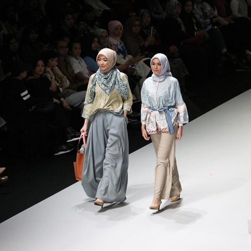 Soft and pretty colors combination from @riamiranda x @wardahbeauty , yesterday at #wardahyouniverse #ifw2017 📸 @chrismanlim #chrislimphotography #fashionshow #indonesiadesigner #hijabfashion #hijab #hijabstyle #clozetteid