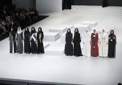 An edgy and modern  collection from @normahauri x @wardahbeauty for #wardahyouniverse collection at #indonesiafashionweek2017 last night 👏🏻👏🏻 | 📸 @chrismanlim #chrislimphotography #hijab #hijabfashion #hijabstyle #clozetteid | Ps. Nanti malem sambung lagi yaaa, belom bosen kann? 🤗