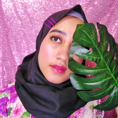 Ceritanya ini Tropical Makeup Look🌿

Untuk makeup look kali ini aku pake 2 produk dari @mizzucosmetics yaitu:
💕 Mizzu Chrome Eyeliner Gel - 03. Lush Green: warna ijonya cucmey banget, teksturnya creamy dan super pigmented sekali poles aja warnanya langsung keluar
💕 Mizzu Divine Gloss - 05. Savvy: warna pinknya soft dan cantik, teksturnya agak creamy dan gampang diaplikasiin di bibir, ga lengket sama sekali di bibir Hasil akhirnya glossy lips yang fresh😍

@bandungbeautyvlogger 
#bandungbeautyvlogger #1stGatheringBBV #mizzucosmetics #mizzueyeliner  #mizzudivinegloss #glossylips #tropicalmakeup #tampilcantik #bloggerbandung #vloggerbandung #beautyvlogger #beautyblogger #clozetteid