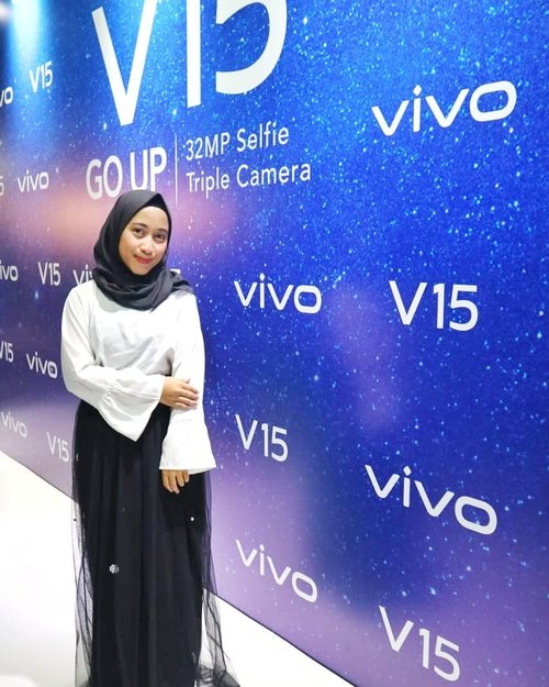 So happy! Senengnyaaa bisa dateng ke acara Grand Launching Vivo V15 bareng temen-temen @bandunghijabblogger semalem😊Pada nonton acaranya ga di tv? Seruuu kan!! Ternyata smartphone terbaru dari @vivo_indonesia ini punya spesifikasi dan fitur yang kece bangetAda 32 MP Pop-Up Camera-nya juga loh dan dia Ultimate All Screen juga😍Thank u @vivoclub_indonesia@vivo_indonesia@bandunghijabblogger for having me💕#VivoV15Launch#VivoIndonesia#vivoclubindonesia#BHBxVivoClubIndonesia#BHBxVivoIndonesia#bandunghijabblogger #BloggerBandung #clozetteid