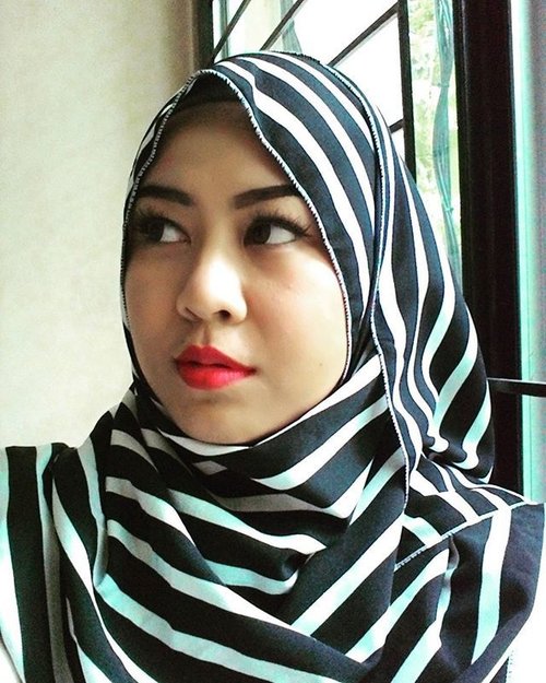 When you are in doubt, put on your red lipstick.I use @justmiss_id lipstick in J-21, @makeoverid perfect cover twc in Desert, @inezcosmetics color contour plus eyeliner, @bunnylashes_id in Dandelion, @mizzucosmetics perfect wear eyeliner in brown for my eyebrows.#monolideyes #monochromehijab #hijabmonochrome #hijabers #talkativetya #clozetteid #indonesianbeautyblogger #beautyblogger #makeup #makeupoftheday #motd #lips #redlips #redlipstick #blackandwhite