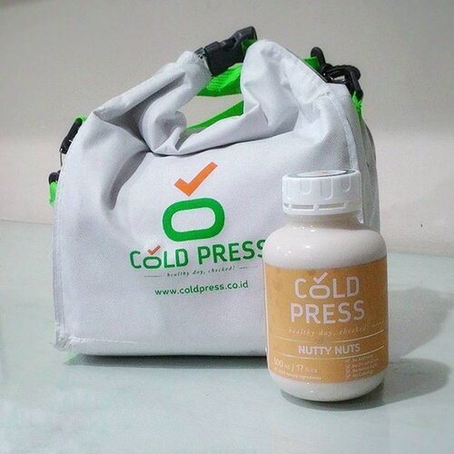 Going through my third bottle of @coldpressID today! This Nutty Nuts cold pressed juice is driving me nuts! It's so tasty that I want to have more. 😙😙😙😙😙😙😙.
.
.
So far I haven't got bad effects from my detox programme. I've got a slight headache (which is normal) and the craving for food (you all know I can't stop munching food).
.
.
I'm so looking forward to the result! Wish me luck!
.
.
#talkativetya #coldpressjuice #coldpressindonesia #juice #healthyjuice #minumjus #detox #detoxprogram #detoxification #programdetoks #healthylife #menujulangsing2016 #IndonesianHijabBlogger #indonesianbeautyblogger #bbloggers #bblogid #clozetteID #BBSquadID #nuttynuts #coldpressID