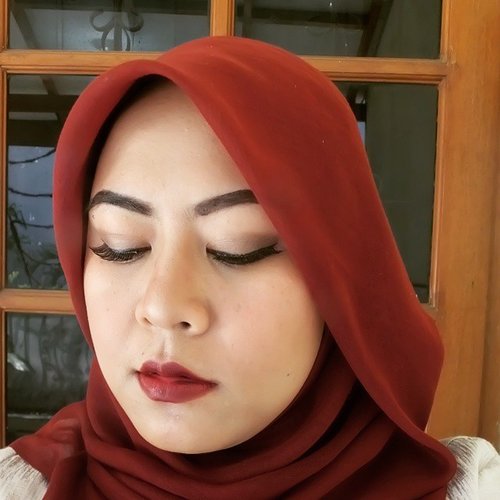 Makeup of The Day feat Wet and Wild Megalast Lipstick in Cherry Bomb. LOVE IT SO MUCH! This lipstick is gorgeous, it stays for more than 4 hours (no eating and drinking) and my lips stay moist all day. Review will be posted soon on my blog www.talkativetya.com 
Oya, I also used fake lashes from @newglowlashes #04. Definitely the cheapest lashes I've ever bought and with good quality as well. Review soon on my blog too. 
#fakelashes #lashes #lipstick #wetandwild #wetandwildlipstick #cherrybomb #newglowlashes #Makeup #BeautyBlogger #beautybloggerindonesia #bbloggers #BBloggersID #clozetteid #clozettedaily #talkativetya #indonesianbeautyblogger #latepost