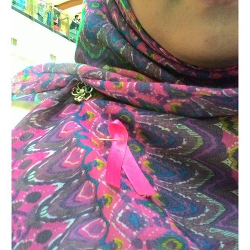 I'm wearing my pink ribbon to support breast cancers.. #indonesianbeautyblogger #beautybloggers #beautyevent #breast #cancer #breastcancer #breastcancerawareness #sadari #health #kankerpayudara #bbloggers #BblogID #clozetteID #eventreport #talkativetya