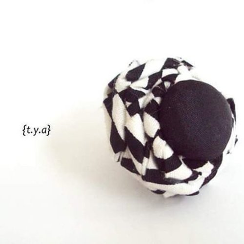 Another DIY ring I made a couple years ago... #monochrome #blackandwhite #diy #diyaccessories #doityourself #accessories #ring #fabricring #talkativetya #clozetteid #indonesianhijabblogger #indonesianbeautyblogger