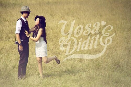 Today is our fifth wedding anniversary.Dibilang makin kompak, tapi kok kadang masih gontok-gontok-an masalah sepele.Dibilang makin romantis, tapi kadang jengkel wong Suami seringnya ketiduran depan TV.Dibilang makin cinta, tapi sebel juga kalau orangnya enggak mandi.Kalau ada orang bilang, 5 tahun awal pernikahan adalah cobaan terbesar, kadang kami pun bingung. Karena pernikahan kan struggling-nya sampai kapanpun.Sekarang, kami sedang belajar berpikir positif. Enggak melulu semua dipermasalahin. Capek cuy, seharian momong, masak, belum nulis naskah. Gantian sama Suami yang kerjaannya desain sama motret.Kami yakin sih, kalau pikiran kita tenang dan baik, pengaruhnya besar ke sekitar. Termasuk ngurus Alya, termasuk ego yang masak siapa. Hahaha. "Happy wedding anniversary dear @chandrapradityatama. Yuk kita kemana"#clozetteid