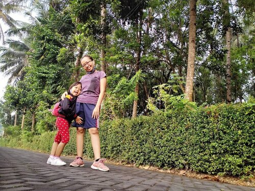 Semalem, kami bingung ketika Alya tiba-tiba ngajak kami jogging. Anaknya udah excited setengah maksa. Aku sebenernya agak males karena seperti yang sudah-sudah, Alya capek, minta gendong Papanya.Akhirnya kami putuskan cari rute yang jalannya flat, masuk desa yang banyak pohon, lalu lewat pasar yang banyak makanan. Bawa bekel air putih doang dan bikin suasana yang nyaman sambil becanda.Pagi ini start jam 6 kami berangkat. Awal perjalanan sumringah. Tapi, tepat seperti dugaanku sebelumnya, kira-kira setengah perjalanan Alya ngambek karena kami lupa nge-vlog-in perjalanannya. (Receh ya 😂) Tambah ngambek lagi ternyata jalan pulang masih jauh buat dia. Sudah kami beliin gudeg, dadar gulung, ketan lupis, masih gondok saja. Hampir give up minta gendong, terus kami pakai mantra: "aku pasti bisa!" Enggak lupa aku sisipin kata-kata, "ayo semangat. Alya harus tanggungjawab sama yang Alya minta"Sekarang sudah aman, sudah sampai rumah. Yang katanya tadi capek, kakinya sakit, apalah, sudah main ketawa-ketawa sama temannya. Mantap memang.#clozetteid