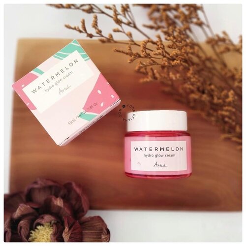 Kalian lagi nyari moisturizer yang enak buat hidrasi kulit enggak?

Aku udah 3 mingguan pakai @ariul_id Watermelon Hydra Glow Cream nih.

Menurutku teskturnya bukan cream, tapi lebih ke gel to lotion dengan warna putih susu. Dilengkapi juga butiran kapsul kecil-kecil warna pink yang fungsinya buat nge-lock kelembapan abis kita pakai di kulit. Butiran ini bukan scrub sih modelnya, dan gampang pecah saat diaplikasikan.

Resultnya buat kulitku yang oily, dehidrated, yet acne prone ini cukup oke. Ariul enggak bikin kulitku tambah berminyak, enggak bikin jerawatan, tapi bisa memberikan efek halus, lembap, glowing, dan juga terasa terhidrasi.

Selengkapnya ada di blog ya sist, as always.

#clozetteid #bloggerperempuannetwork #bloggerperempuan #beautyblogger #beautiesquad