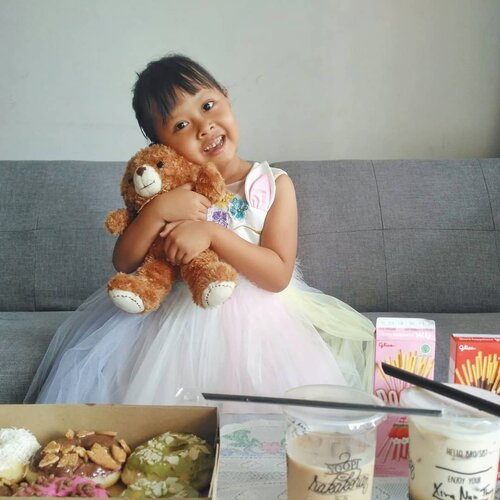 Birthday girl.Makasih ya Al, sudah pengertian, sudah baik, sudah makin cerdas, sudah paham kondisi. Sehat kuat terus ya. Umur 5 tahun bukan bayi lagi. Jadi, ayo kita lewati semua fase dan masalah bareng-bareng lagi. This too shall pass. #clozetteid