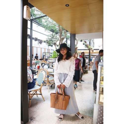 What's the best part of solo traveling?
Meet a lot of strangers of course!😜
📸 by @putrarmdhn
.
.
.
.
.
.
#balifashionblogger
#travellinginstyle 
#baliblogger
#ootd 
#bandungfashion 
#wheninbandung
#clozette 
#clozetteid
#solotraveler 
#travelling