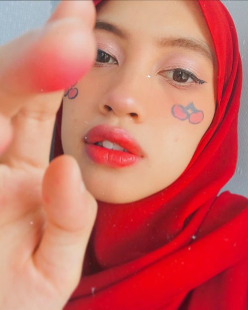 Lip balm cherry siapa itu, mas? 🤪🍒
.
.
#wakeupandmakeup #clozetteid #makeup #pkubeautyblogger #beautybloggerindonesia