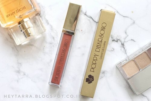 I've never been a fan of lip gloss, apalagi kalau ada gliternya. Tapi gara2 kepincut sama kemasannya yang oke banget dan gue bacanya liquid lip lustre tanpa liat2 dulu, pas dateng taunya lip gloss. 
Daripada mubazir, gue tetep coba dan pake sesekali. So far, ini lip gloss enak banget. Gak slippery, gak lengket dan moisturizing. The only cons is the glitter. Tapi glitternya termasuk subtle dan gak hebring. Full review tomorrow on my blog yes! 
heytarra.blogspot.co.id 
#heytarra #clozetteid #clozette #indonesianbeautyblogger #indonesianfemalebloggers #ibv #ivgbeauty #beautybloggerindonesia #makeupreview #makeupjunkie #indobeautyblogger #instabeauty #bloggerceriaid #femalebeautyblogger #poppydharsonocosmetics #poppydharsono #flatlay #marble #lipgloss