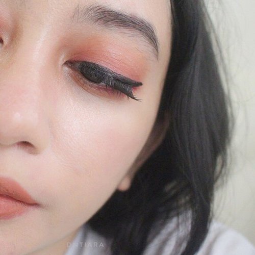 Wearing lipstick as eyeshadow 💋

#heytarrablog #indonesiabeautyblogger #beautybloggerindonesia #clozetteid #clozettedaily #ivgbeauty