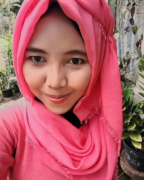 siang2 makeup'an 😄 
#ClozetteId #makeup #tutorialmakeup #hijab #hijabfashion #hijaber #hijabers #hijabindo #hijabinsta #hijabinspired #hijaberscommunity #hijabtraveller #hijabtrend #hijabku #hijabstyle  #beautybloggerindo #indonesianbeautyblogger #indonesianfemalebloggers #bloggerperempuan #skincare #beauty #tutorial #tutorialhijab