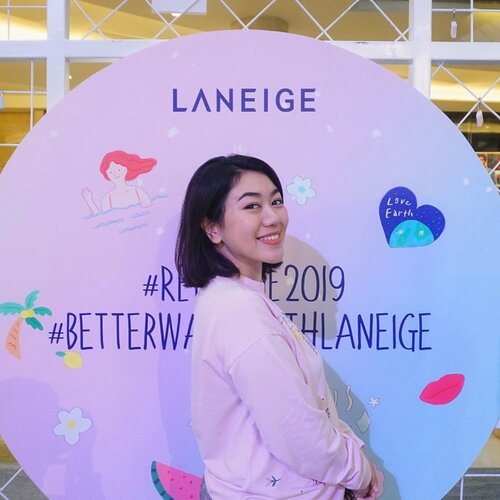 Keseruan event @laneigeid Unleash Your Beauty masih berlanjut! Buat yang belum tau, event ini diadakan di Kota Kasablanka hingga tanggal 17 November 2019 nanti.Ada instalasi foto, games berhadiah, hingga demo makeup dari Laneige Global Makeup Artist. Acara ini diadakan Laneige dalam rangka program CSR Global bersama @actforhumanity untuk distribusi air bersih di Desa Gunung Sari, Tasikmalaya.Jangan lupa mampir, ya!•#refillme2019 #betterwaterwithlaneige #unleashyourbeauty #unleashyourbeautyjkt #laneigexclozetteid #clozetteid @clozetteid @laneigeid