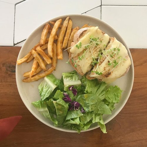 Throwback to delicious lunch at @twinhouse.id weeks ago: Cheese Steak Sandwich. Tasty grilled beef- kinda sweet, firm sandwich bun, super crunchy fries, and fresh greeneries. Love every bite of it, can’t wait to taste another menu once we got our liberté back! ☀️ #clozetteid #westernfood