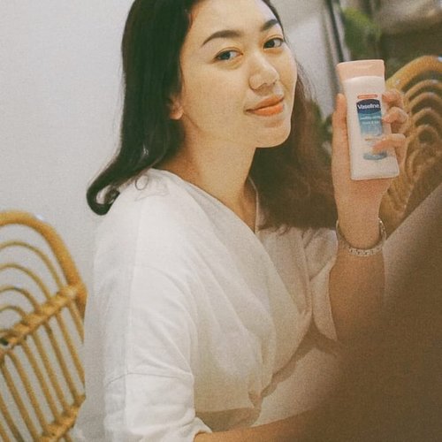 Say hi to the newest lotion from @vaselineid!With developed non-sticky formula, it nourished my dry skin well! It left no greasy or sticky feelings at all and smells so fresh. 👌😭It also has sunscreen + menthol extract for cooling sensation.So, what's not to like? Will bring this lil buddy everywhere i go. 🏂#clozetteid #vaselinexclozetteidreview #tetapnyaman