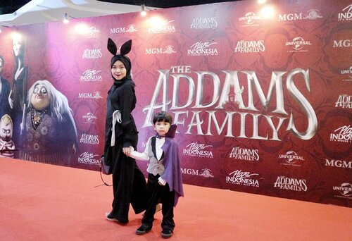 Beruntung banget hari ini kita di undang @clozetteid @uipmoviesid untuk dtg ke acara screening film 'The Addams Family" di XXI Plaza Indonesia. jadi kita bisa nonton film ini lebih cepat dibandingkan yg lainnya karena film "The Addams Family" ini baru tayang tgl 25 Oktober 2019. Btw yg menarik dari acara screening film kali ini karena dresscode nya halloween, jd td di XXI rame dgn anak2 yg memakai kostum ataupun berdandan karakter halloween, nah kalo King aku siapkan kostum Dracula, dan untung anaknya happy banget pake kostum itu😅..cerita sedikit ttg film ini, jadi buat yg belum tau Film ini diangkat dari komik karya Charles Addams, The Addams Family mengisahkan tentang sebuah keluarga yang aneh dan menyeramkan. Tapi kehidupan mereka seolah berubah ketika mereka memutuskan pindah ke lingkungan yang normal. Film ini aman banget untuk ditonton anak-anak karna walaupun terkesan menyeramkan tp sebenernya banyak hal lucunya, dan yg paling aku suka dari film ini karna banyak mengandung pesan moral tentang keluarga. Jd buat kalian yg penasaran juga sama filmnya, kalian harus nonton ya 😊#MeetTheAddams #TheAddamsFamilyXCID #clozetteid