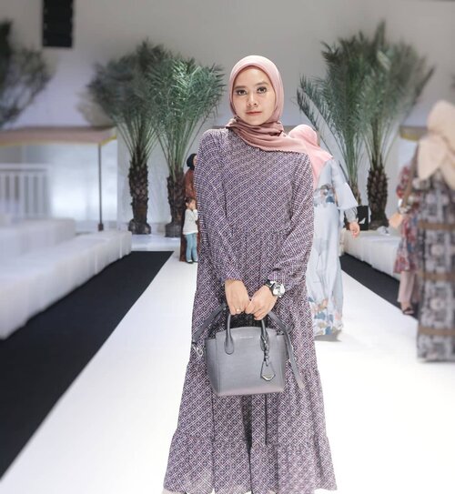 Pertama kali kenal @heaven_lights dikenalin sm teteh2 aku @mayaibuabyabujavier @ishmapr pas aku masih newbie pakai hijab. Katanya ada hijab yg lg happening nih, sekali upload, ribuan piece lsg abis dalam waktu 10 menit dan kebetulan owner nya adalah temen mereka. Karna masih awam masalah perhijaban, aku sampe bingung kenapa sih sampe segitu lakunya.. akhirnya aku di saranin buat beli daily2 hijabnya yg pertama kali aku beli yaitu voal segi empat, dengan berbagai warna.. pas aku pake, emang bener beda loh bahannya, buat aku yg newbie saat itu, pakai hijab jd mudah karna bahannya gampang di bentuk tidak cepat lecek dan yg aku suka warna2 nya yg cocok sm warna kulit aku jd bikin muka makin bersinar🤣🤣🤣 lebay ya? Tapi emang bener loh, hijab itu gak sembarangan tapi cocok2an kaya kita pake skincare.. klo udh nyaman, biarpun belinya butuh effort ya pasti akan dibeliii..nah sejak saat itulah aku mulai jd pecinta @heaven_lights..pas kemarin dapet invitation HL ANNUAL SHOW 2020, aku excited bangeettt.. aku penasaran sama apa yg akan dibuat lagi sm HL, dan bener loohhh pas dateng ke acaranya aku amaze bangett.. mereka ga main2 untuk buat acara ini, dan amat sangat niat..mulai dari design2 terbarunya yg bikin aku pengen punya semuaaaa.. konsep acaranya yg sangat detail, video2 nya kereeennnnnn banget! sampe ngedatangin banyak pohon kurma di stage😄belum lagi tiba2 muncul ROSSA yg nyanyiin lagu ayat2 cinta buat para kami pecinta HL yg ada disitu terharu.. terharu karna ternyata fashion show yg keren itu ga harus fashion show nya designer ternama. Bahkan clothing line yg memulai usaha dari instagram ini akhirnya bisa berhasil berada di titik ini. Sekali lagi congrats Teh @Jihan_ & Teh @emanazmah .. you deserve it! Btw kalo ditanya koleksi mana yg aku suka? suka semuaaahhhhh..siap2 uang gaji jebooolll🤣..OOTD aku :hijab : Khasmir voal by @heaven_lightsDress : Diva Midi Dress by @heaven_lights..#HLAnnualshow2020 #Heavenlights #hijabers #hijab #OOTD #clozetteid