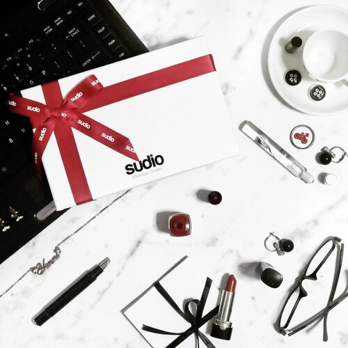 Two weeks left until Christmas day. Have you prepared something special for your loved ones? Then I will recommend you to give a new wireless earphone, Vasa Blå by @sudiosweden. It's probably the lightest wireless earphone in the market which comes with a handmade leather case, 4 different-sized earbuds to ensure the perfect fit for you and it's available in 4 colors. Sounds good, right?
-
Enjoy special 15% discount for online purchase at www.sudiosweden.com with promocode: Yenni15 ✨🎶 #sudiosweden #sudiomoments