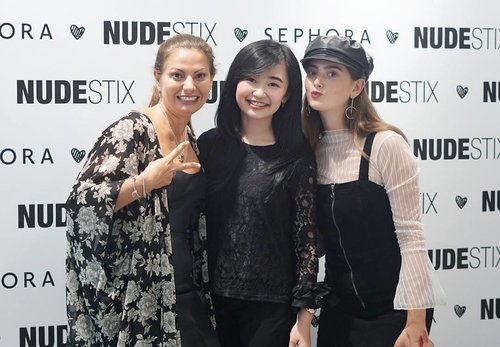 Met the girl behind @nudestix, @taylor_frankel and her mom at @nudestix launching event at @sephoraidn yesterday.
-
NUDESTIX is a simple collection of easy-to-use makeup crayons that cover all the bases and give you a fresh-faced, nude look. Enriched with skin-saving vitamins, antioxidants and moisturizers, each multipurpose NUDESTIX pencil is packed with goodness to #GoNudeButBetter #NudeStixXSephoraIDN #YennixSephoraIDN