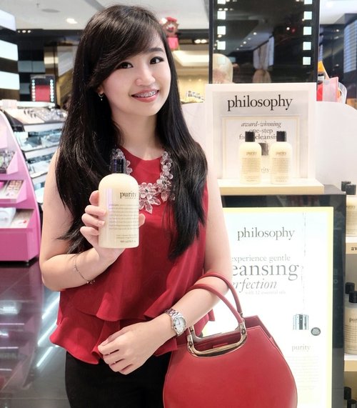 @philosophyindonesia Purity Made Simple is an award-winning, one-step daily facial cleanser that removes makeup, cleanses, tones and lightly hydrates the skin. This facial cleanser rapidly dissolves dirt, oil and makeup to deep clean pores while maintaining the skin's proper moisture level. Go grab this cleanser only at @sephoraidn stores.