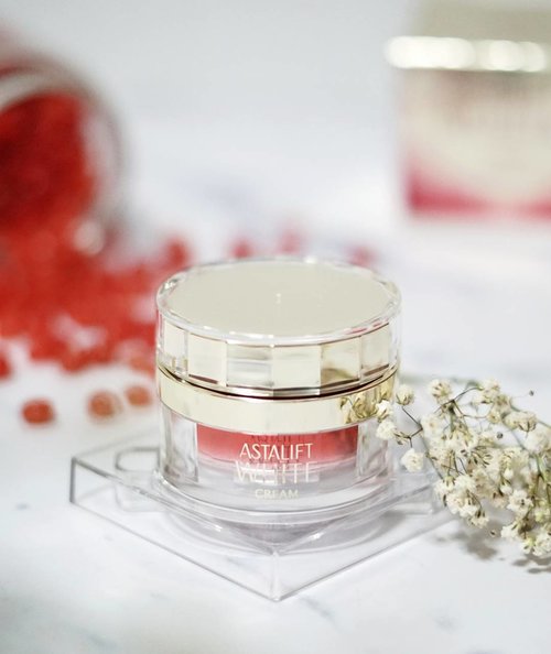 Clear and flawless skin has never been so achievable with the @astalift_indonesia Whitening Cream. It contains specific ingredients, such as Nano AMA, Arbutin, Astaxanthin, Apricot Extract, and 3 types of collagen to optimize the skin's natural ability to heal itself and lighten the appearance of dark spots and blemishes. Moreover, skin becomes well moisturized, firm and elastic upon absorption of these components, revealing a healthy and supple complexion. Full review about this product will be up on my blog soon. #Astalift #AstaliftIndonesia #AstaliftPhotogenicBeauty #Fujifilm #FujifilmID